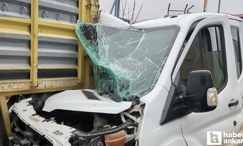 Çankırı’da seyir halindeki tırın dorsesine çarpan kamyonet sürücüsü yaralandı