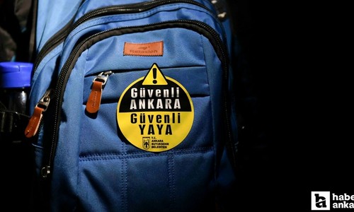 ABB karanlıkta okula giden çocuklar için reflektörlü çanta çıkartmaları dağıtıyor