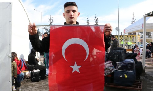 İstanbul'dan Suriye'ye: Ülkesine Türk bayrağıyla döndü
