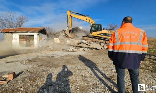 Altındağ Belediyesi halk sağlığını tehdit eden metruk binaları yıkıyor