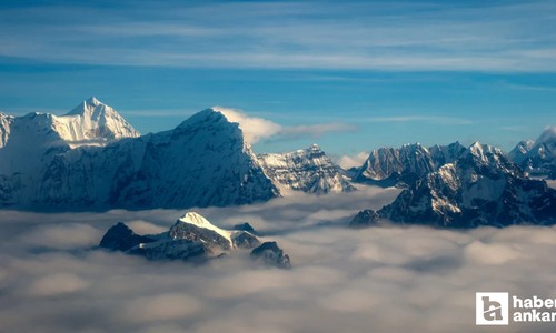 Everest manzarası! Türk yönetmen, dünyanın en yüksek dağını uçaktan görüntüledi