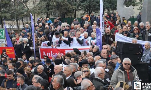 Uğur Mumcu, Başkent'te saldırıya uğradığı evin önünde anıldı