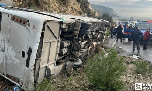 Aydın’dan İzmir’e giden tur minibüsü devrildi: 23 kişi yaralandı