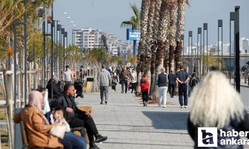 Şubat ayında Ankara'dan gittikleri Antalya'da denize girdiler
