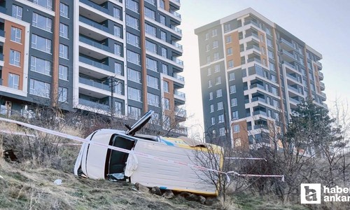 Ankara Keçiören'de kargo aracı şarampole devrildi!