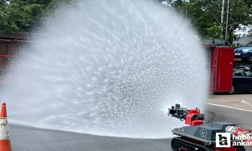 Dakikada 2 bin litre su püskürtebiliyor: İngiltere'nin yeni itfaiye robotu tanıtıldı