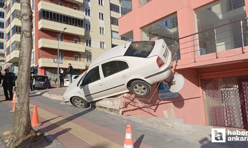 Çorum'da rampadan kayan araç merdivende asılı kaldı