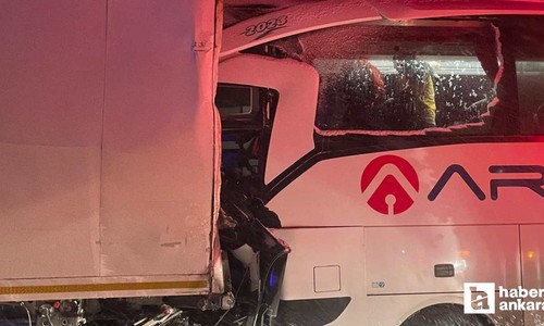 Sivas'ta yolcu otobüsü tıra çarptı, 25 kişi yaralandı!