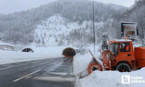 TEM Otoyolu Ankara istikametinde kayan otomobil bariyerlere çarptı
