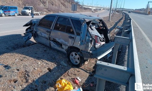Lalahan mevkiinde kontrolden çıkan araç kaza yaptı: 3 ağır yaralı