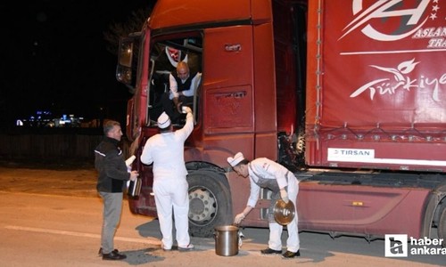 Kahramankazan Belediyesi tır şoförlerine çorba ve çay ikramında bulundu
