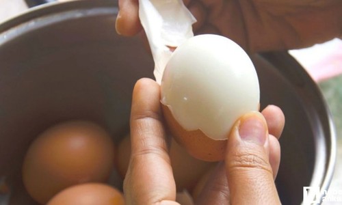 Çoğu kişi yanlış biliyor: Haşlarken çatlayan yumurta yenir mi?