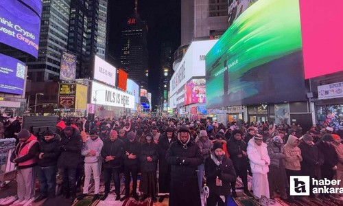 New York Times Meydanı’nda toplu teravih namazı kılındı