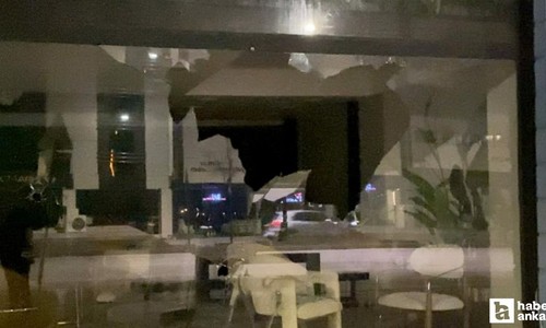Bursa'da taşlı saldırı: Motosikletli şahıs mağaza camını kırdı