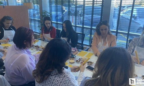 Ankara'da kadın gazeteciler, Kadınlar Günü’ne özel mum üretti