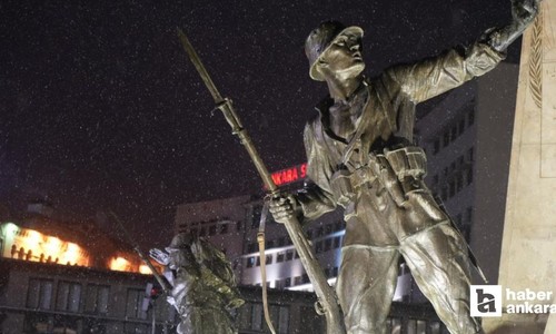 Ankara'da beklenen kar yağışı başladı! Başkentliler sahura karla uyandı