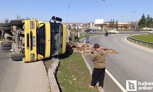 İnegöl'de ahşap yüklü kamyon devrildi: Sürücü yaralandı