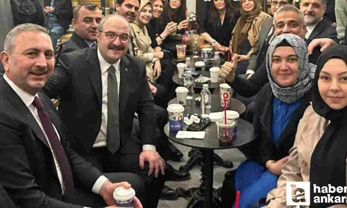 AK Partili Varank ve Gül, Ankaralı gençlerle kahve zincirinde buluştu