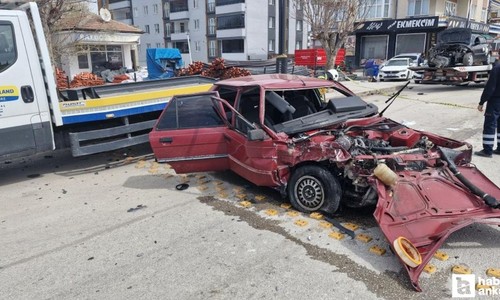 Çorum'da 2 aracın çarpıştığı kazada sürücüler yaralandı