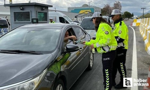 Trafik polisinden sürücülere ceza değil tatlı ikramı geldi