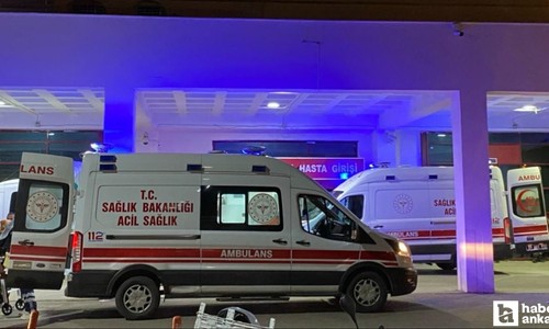 Sincan'da ambulans ile hafif ticari araç kafa kafaya çarpıştı: 4 kişi yaralandı