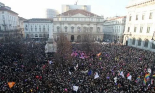 İtalya'da öğrenci protestolarında AB bayrakları yakıldı