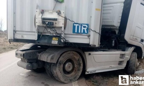 Ankara Beypazarı'nda yağmurda kontrolünü kaybeden tır yola çıktı