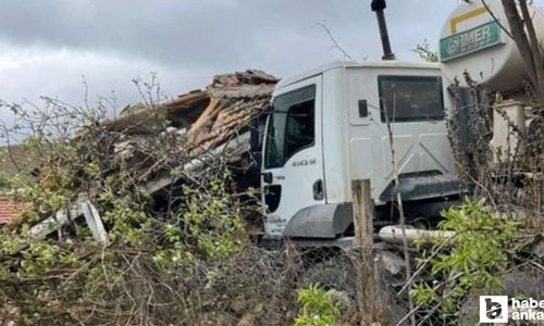 Gölbaşı'nda freni boşalan beton mikseri müstakil eve çarptı