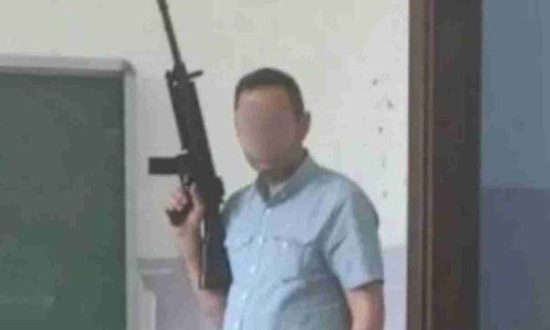 Çankaya'da bir lisede müdür yardımcısı tüfekle poz verdi