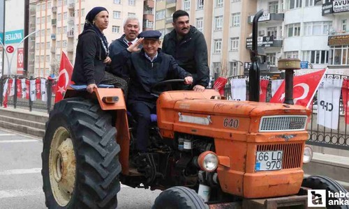 CHP lideri Özel, miting alanına traktörle gitti