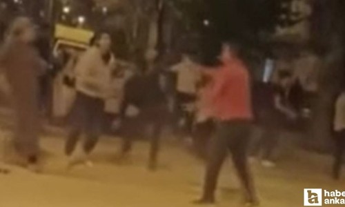 Ankara'da iki grup arasında sopalı kavga çıktı: Dayak yerken sigara içti