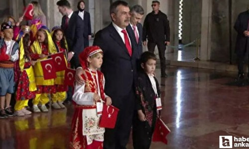 Bakan Tekin, öğrenciler ile birlikte Anıtkabir'i ziyaret etti