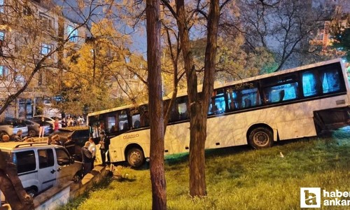 Etimesgut'ta freni boşalan otobüs parka daldı: Başka araca çarparak durabildi
