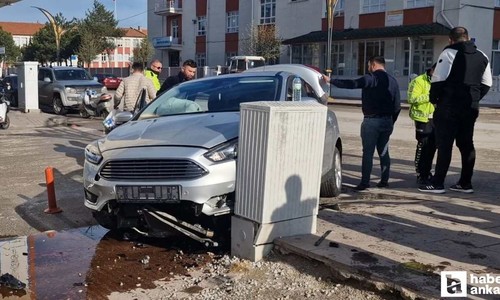 Çorum'da kontrolden çıkan otomobil elektrik panosuna çarptı