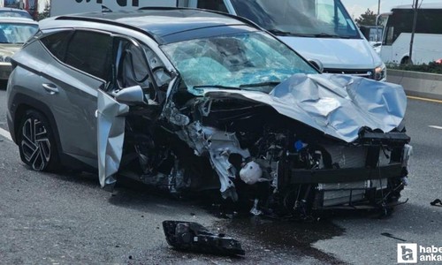 Çankaya'da üst geçidin ayağına çarpan araç kazasında kişi yaralandı