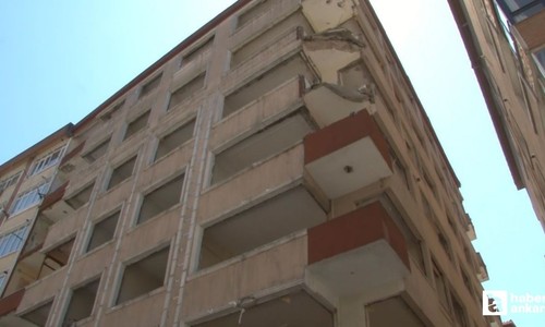 İstanbul depremi balkon çökertti: bir vatandaş yaralandı