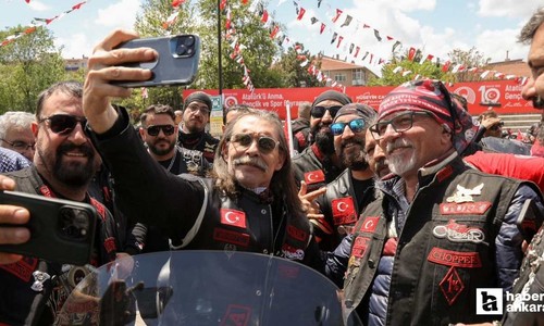 Erdal Beşikcioğlu 19 Mayıs etkinliğinde motosiklet kortejiyle Anıtkabir'i ziyaret etti