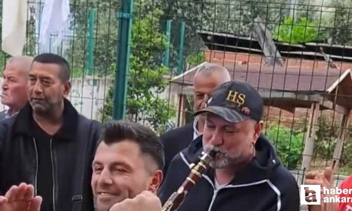 Hüsnü Şenlendirici arkadaşının düğününde klarnet çaldı!