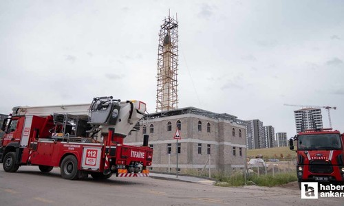 Sincan'da minareye isabet eden yıldırım yangına neden oldu