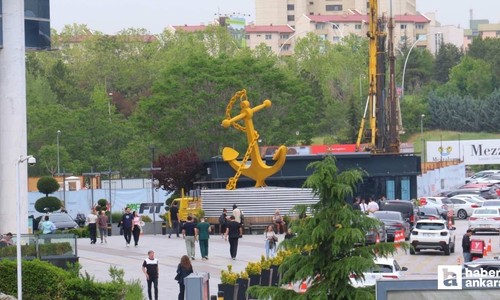 Yenimahalle'de bir otomobil bayisinin çatısı fırtınada uçtu