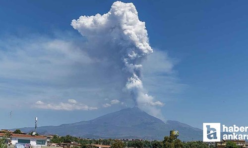 İtalya'da Etna yanardağı uyandı: Kül ve lav püskürttü!
