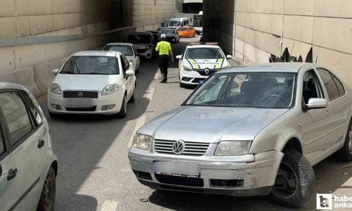 Sincan'da refüje çarpan araç takla attı: 2 kişi yaralandı