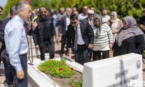 Başkan Çırpanoğlu şehitlikte düzenlenen anma programına katıldı
