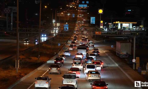 Kilit kavşak Kırıkkale'de gece yarısı trafik yoğunluğu oluştu