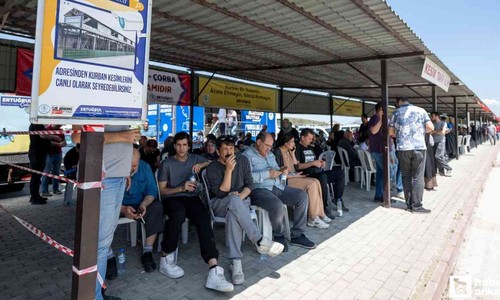 Pursaklar Belediyesi, kesim alanında bekleyen vatandaşlara ikramda bulundu