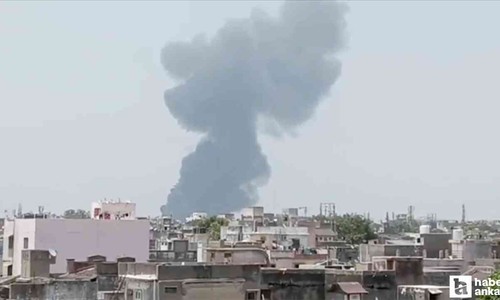 Hindistan'da yolcu uçağı kalkıştan 5 dakika sonra düştü