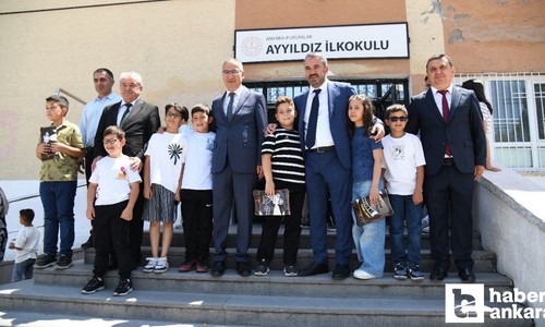 Pursaklar Belediye Başkanı Ertuğrul Çetin öğrencilere karnelerini verdi