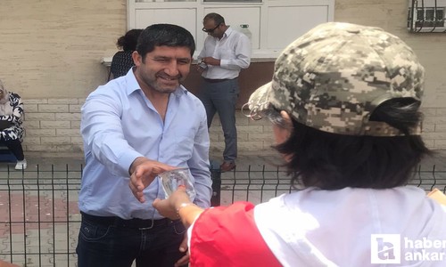 Pursaklar Belediyesinden YKS'ye giren öğrencileri bekleyen ailelere ikram