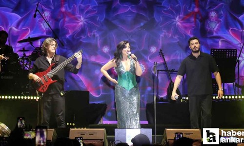 Zara'dan unutulmaz konser: Hem oynadı hem oynattı