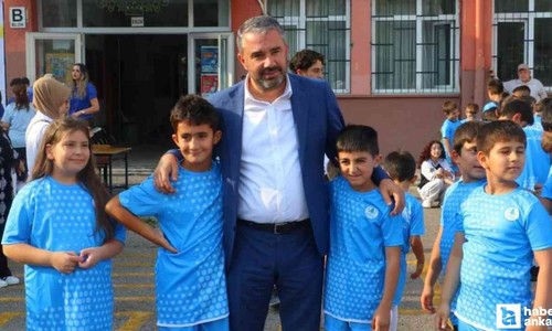 Pursaklar Belediyesi yaz spor okullarına katılan öğrencilere forma desteği verdi